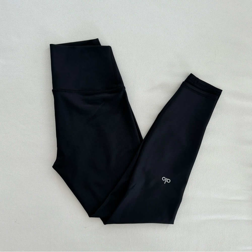 ALO Yoga Airlift 7/8 Leggings in Black. Size Small.